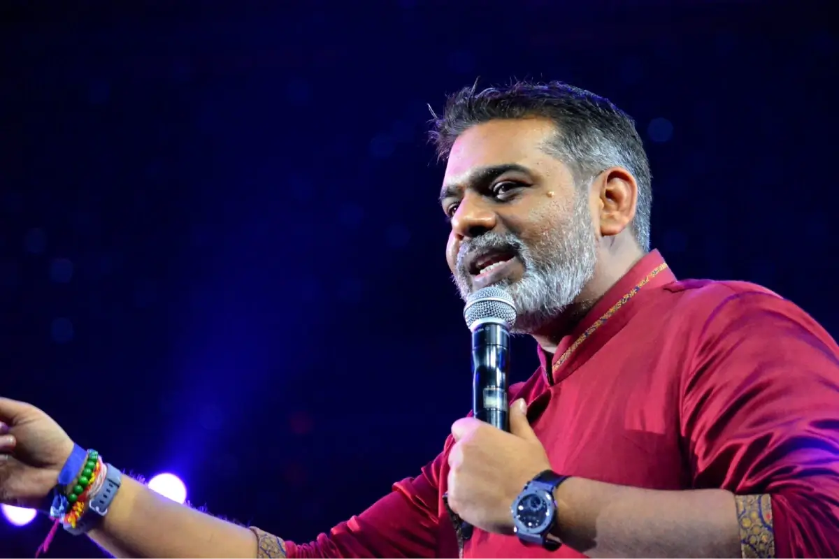 Associate V Partner Digvijay Singh On Being A Qnet Achiever 7 Digvijay Singh with microphone